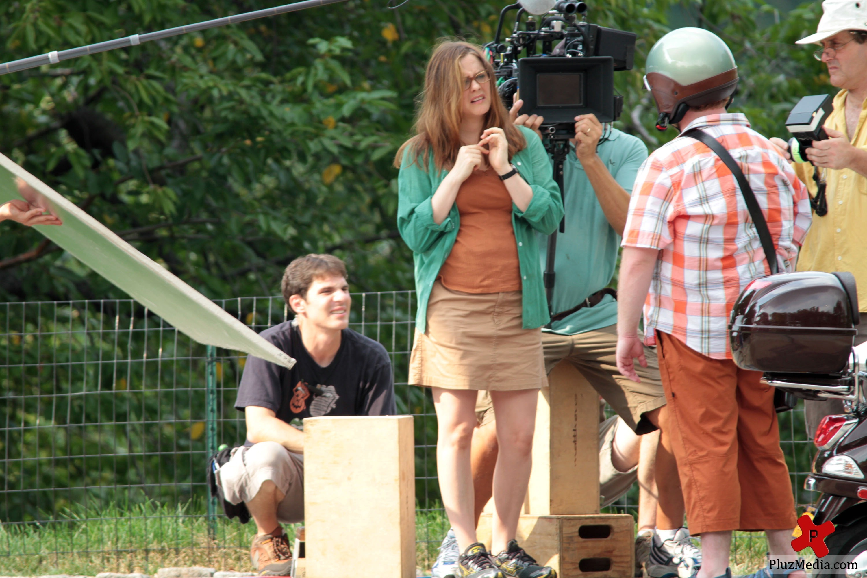 Alicia Silverstone - Alicia Silverstone on the film set of 'Gods Behaving Badly' | Picture 87577